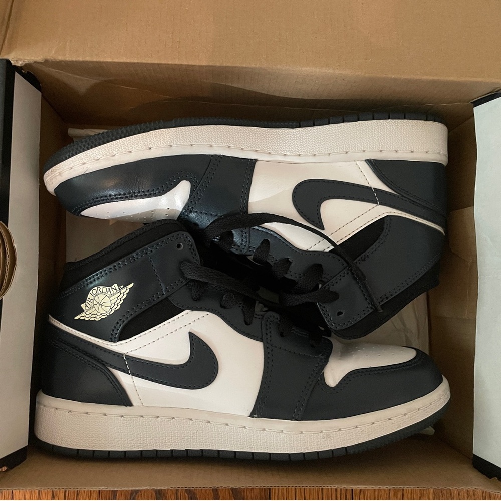 navy/white mid GS jordans
